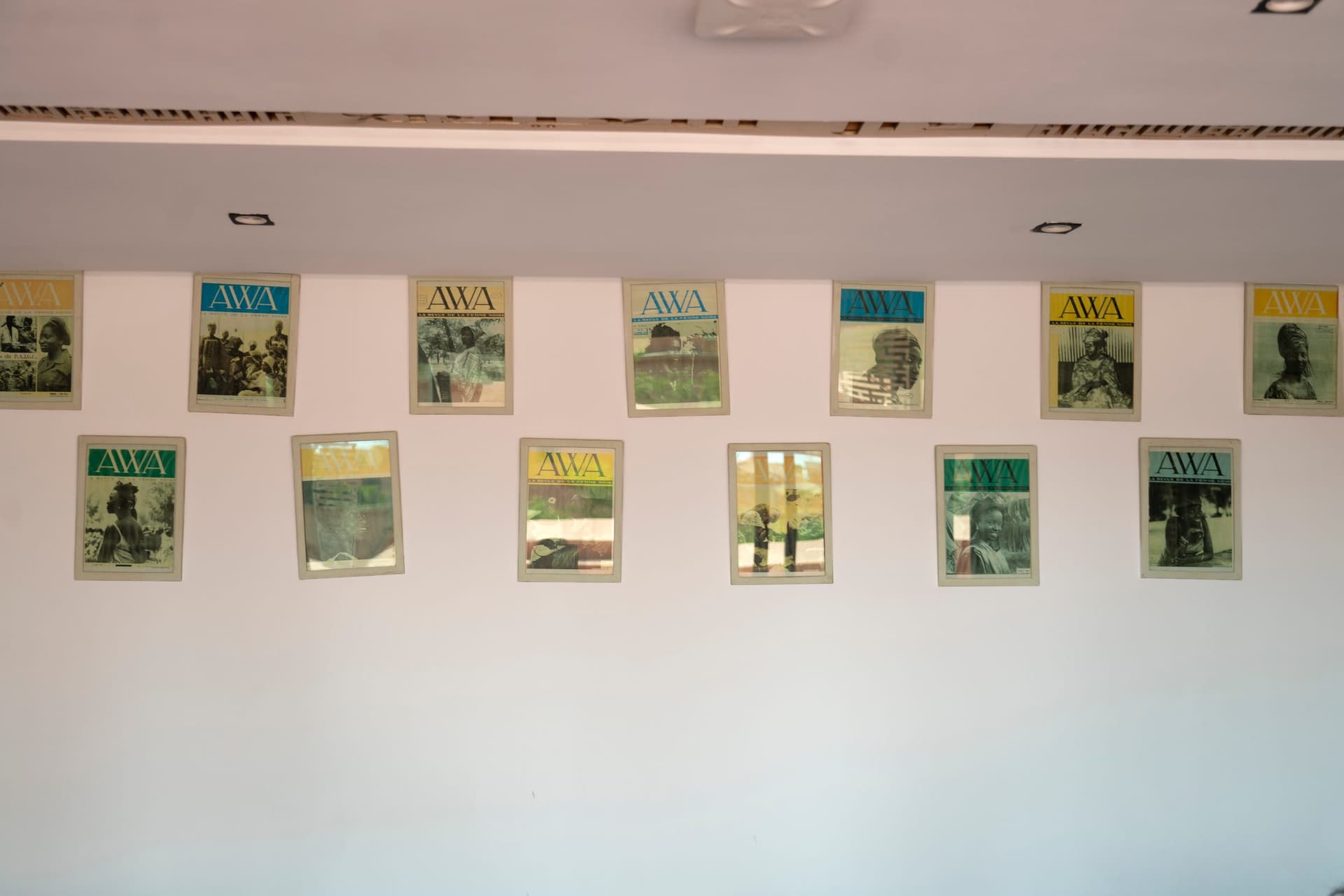Des couvertures de la revue AWA encadrées au mur